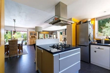 Chaumière contemporaine dans magnifique environnement verdoyant !