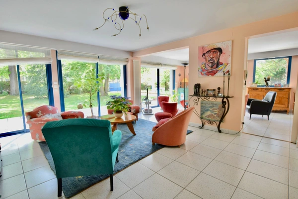 Grande maison dans un beau parc arboré proche de l'étang Saint Nicolas ! 