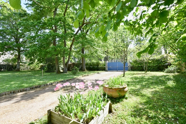 Grande maison dans un beau parc arboré proche de l'étang Saint Nicolas ! 