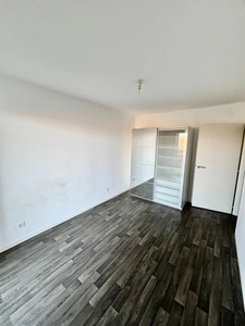 Appartement récent de type 2 avec balcon et parking à Carquefou.
