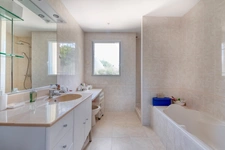 Luxury contemporary house in a very privileged environment! 
