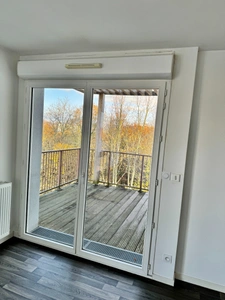 Appartement récent de type 2 avec balcon et parking à Carquefou.