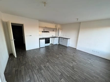 Appartement récent de type 2 avec balcon et parking à Carquefou.
