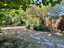 Maison avec jardin en bon état dans quartier résidentiel !