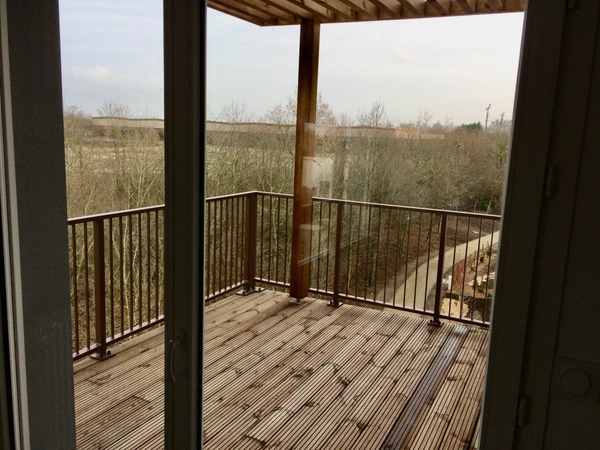 Appartement récent de type 2 avec balcon et parking à Carquefou.