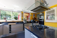 Chaumière contemporaine dans magnifique environnement verdoyant !