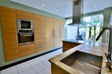 Maison avec jardin en bon état dans quartier résidentiel !
