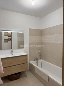 Coup de coeur, magnifique T3 de 72 m2, traversant,  au centre ville de Hyères (Var 83), grande terrasse et balcon, garage fermé 2 places