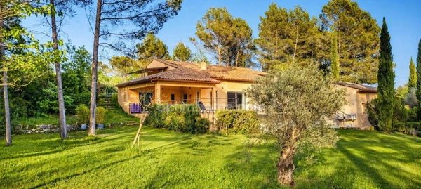 Magnifique villa de 191 m2 à COTIGNAC (83), terrain arboré de 4000m2, 4 chambres en suite, piscine