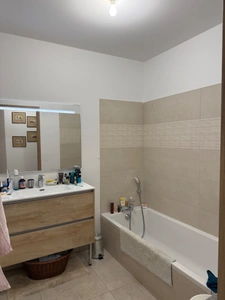 Coup de coeur, magnifique T3 de 72 m2, traversant,  au centre ville de Hyères (Var 83), grande terrasse et balcon, garage fermé 2 places