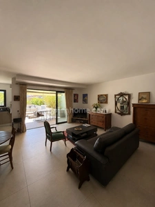 Coup de coeur, magnifique T3 de 72 m2, traversant,  au centre ville de Hyères (Var 83), grande terrasse et balcon, garage fermé 2 places