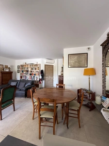 Coup de coeur, magnifique T3 de 72 m2, traversant,  au centre ville de Hyères (Var 83), grande terrasse et balcon, garage fermé 2 places