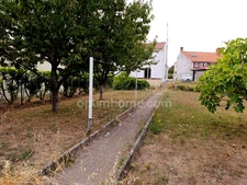 Maison de ville rénovée de 100 m² avec jardin de 600 m² et dépendance