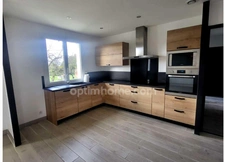 Maison rénovée avec 3 chambres, 1 200 m² de terrain et vue dégagée – Au calme !
