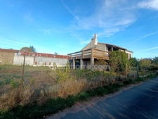 Maison rénovée avec 3 chambres, 1 200 m² de terrain et vue dégagée – Au calme !