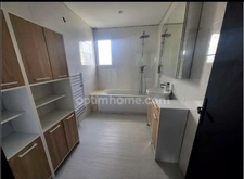 Maison rénovée avec 3 chambres, 1 200 m² de terrain et vue dégagée – Au calme !
