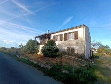 Maison rénovée avec 3 chambres, 1 200 m² de terrain et vue dégagée – Au calme !