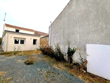 Maison de ville rénovée de 100 m² avec jardin de 600 m² et dépendance