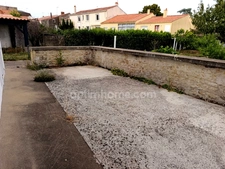 Maison de ville rénovée de 100 m² avec jardin de 600 m² et dépendance