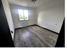 Maison rénovée avec 3 chambres, 1 200 m² de terrain et vue dégagée – Au calme !