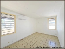 A VENDRE A KOUROU (GUYANE FRANCAISE) UNE MAISON INDIVIDUELLE T4 DE 67 m² - SUPERFICIE DU TERRAIN 410 m² - AU PRIX DE 212 000 €.
