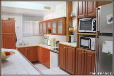 A VENDRE A KOUROU (97310) UNE MAGNIFIQUE MAISON EN BOIS T5 de 106 m² AVEC 2 MAISONS T2 INDEPENDANTES - TERRAIN DE 775 m² - AU PRIX DE 407 000 €.  