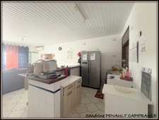 A VENDRE A CAYENNE UN IMMEUBLE DE RAPPORT DE 167 m² - 1 LOCAL DE 98 m² - 1 APPARTEMENT T3 DE 51 m² - 1 STUDIO DE 18 m² - AU PRIX DE 306 000 €.