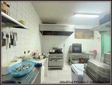 A VENDRE A CAYENNE UN IMMEUBLE DE RAPPORT DE 167m² - 1 LOCAL DE 98m² - 1 APPARTEMENT T3 DE 51m² - 1 STUDIO DE 18m² - AU PRIX DE 306 000 €.
