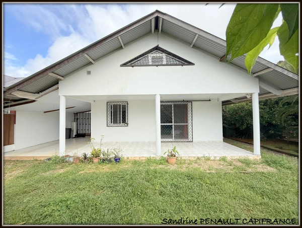 A VENDRE A KOUROU (97310) UNE CHARMANTE MAISON T5 DE 106 m² - TERRAIN DE 440 m² - AU PRIX DE 318 000 €.