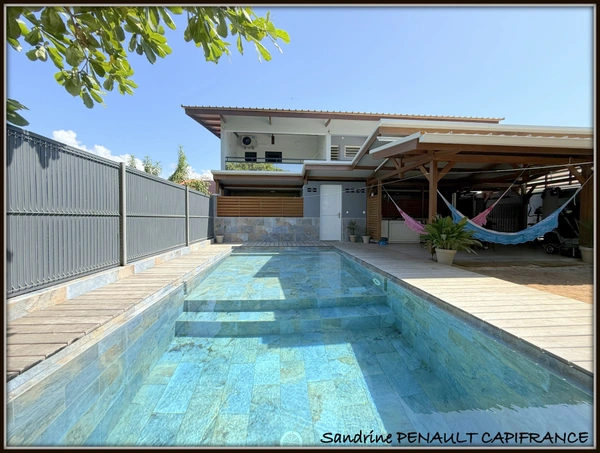 A VENDRE A KOUROU (97310) UNE MAGNIFIQUE VILLA T7 DE 246 m² - AVEC 2 APPARTEMENTS T2 - TERRAIN DE 345 m² - AU PRIX DE 599000 €.