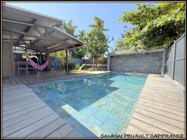 A VENDRE A KOUROU (97310) UNE MAGNIFIQUE VILLA T7 DE 246 m² - AVEC 2 APPARTEMENTS T2 - TERRAIN DE 345 m² - AU PRIX DE 599 000 €.
