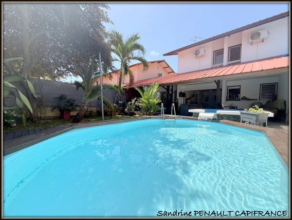 A VENDRE A KOUROU (GUYANE FRANCAISE) UNE MAGNIFIQUE VILLA T5 (R+1) de 97 m² - TERRAIN DE 306 m² - AU PRIX DE 380 000 €.