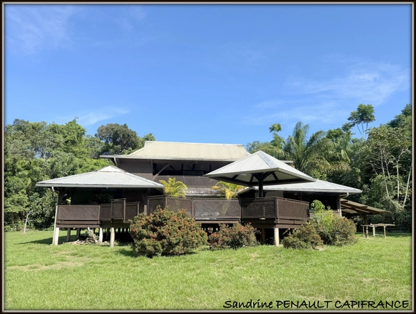 A VENDRE A MONTSINERY TONNEGRANDE (CARAPA) UNE MAGNIFIQUE PROPRIETE T6 DE 268 m² - TERRAIN 1 HECTARE - AU PRIX DE 392000 €.