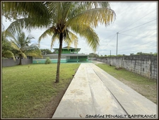 A VENDRE A KOUROU (GUYANE FRANCAISE) UNE CHARMANTE PROPRIETE DE 486 m² - DEUX APPARTEMENTS T3 - UN STUDIO - SUPERFICIE DU TERRAIN DE 5000 m² - AU PRIX DE 427000 €.