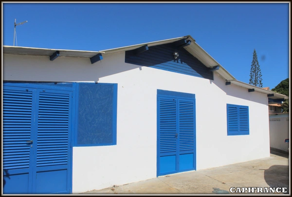 A VENDRE A KOUROU (GUYANE FRANCAISE) UN IMMEUBLE DE RAPPORT DE 95m² AVEC DEUX APPARTEMENTS T2 DE 37m² et 28m² - SUPERFICIE DU TERRAIN DE 429 m² - AU PRIX DE 265 000 €.