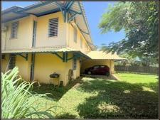 A VENDRE A KOUROU (GUYANE FRANCAISE) UNE JOLIE MAISON JUMELEE T5 (R+1) de 103 m² - SUPERFICIE DU TERRAIN 299 m² AU PRIX DE 185 000 €.