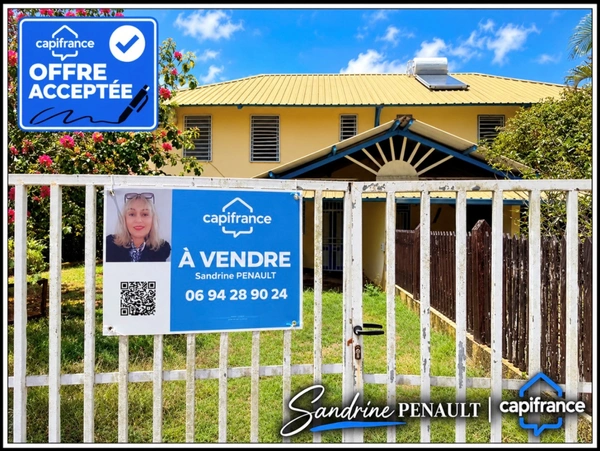 A VENDRE A KOUROU (GUYANE FRANCAISE) UNE JOLIE MAISON JUMELEE T5 (R+1) de 103 m² - SUPERFICIE DU TERRAIN 299 m² AU PRIX DE 185 000 €.