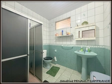 A VENDRE A CAYENNE UN IMMEUBLE DE RAPPORT DE 167m² - 1 LOCAL DE 98m² - 1 APPARTEMENT T3 DE 51m² - 1 STUDIO DE 18m² - AU PRIX DE 306 000 €.