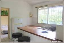 A VENDRE A KOUROU (97310) UNE MAGNIFIQUE MAISON EN BOIS T5 de 106 m² AVEC 2 MAISONS T2 INDEPENDANTES - TERRAIN DE 775 m² - AU PRIX DE 407 000 €.  
