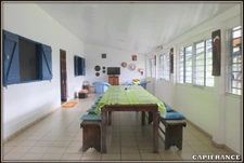 A VENDRE A KOUROU (GUYANE FRANCAISE) UNE CHARMANTE PROPRIETE DE 486 m² - DEUX APPARTEMENTS T3 - UN STUDIO - SUPERFICIE DU TERRAIN DE 5000 m² - AU PRIX DE 427000 €.