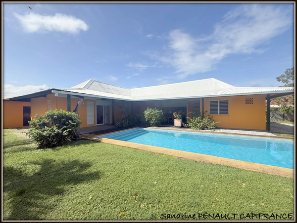 A VENDRE A KOUROU (97310) UNE MAGNIFIQUE VILLA D'ARCHITECTE T5 DE 135 m² - TERRAIN DE 876 m² - AU PRIX DE 486000€.