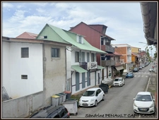 A VENDRE A CAYENNE UN IMMEUBLE DE RAPPORT DE 167 m² - 1 LOCAL DE 98 m² - 1 APPARTEMENT T3 DE 51 m² - 1 STUDIO DE 18 m² - AU PRIX DE 306 000 €.