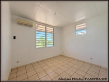 A VENDRE A KOUROU (97310) UNE CHARMANTE VILLA T6 DE 120 m² - TERRAIN DE 466 m² - AU PRIX DE 390 000 €.
