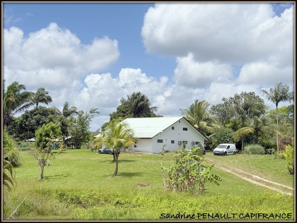 A VENDRE A SINNAMARY UNE MAGNIFIQUE MAISON T4 DE 193 m² SUPERFICIE TERRAIN 6 HECTARES - AU PRIX DE 475 000 €.