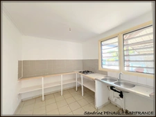 A VENDRE A KOUROU (GUYANE FRANCAISE) UNE MAISON INDIVIDUELLE T4 DE 67 m² - SUPERFICIE DU TERRAIN 410 m² - AU PRIX DE 212 000 €.