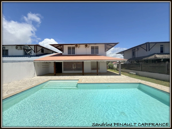 A VENDRE A KOUROU (97310) UNE CHARMANTE VILLA T6 DE 120 m² - TERRAIN DE 466 m² - AU PRIX DE 390 000 €.