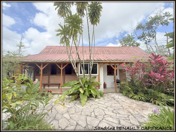 A VENDRE A SINNAMARY UNE MAGNIFIQUE MAISON T6 DE 122 m² SUPERFICIE TERRAIN 3,5 HECTARES - AU PRIX DE 249 000 €.