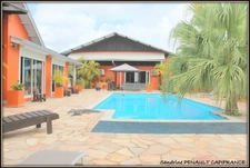 A VENDRE A KOUROU UN MAGNIFIQUE COMPLEXE IMMOBILIER DE 8 APPARTEMENTS (R+1) DE 960 m² - UNE VILLA T5 (R+1) DE 310 m² - TERRAIN 1870 m² - AU PRIX DE 1 755 000 €.