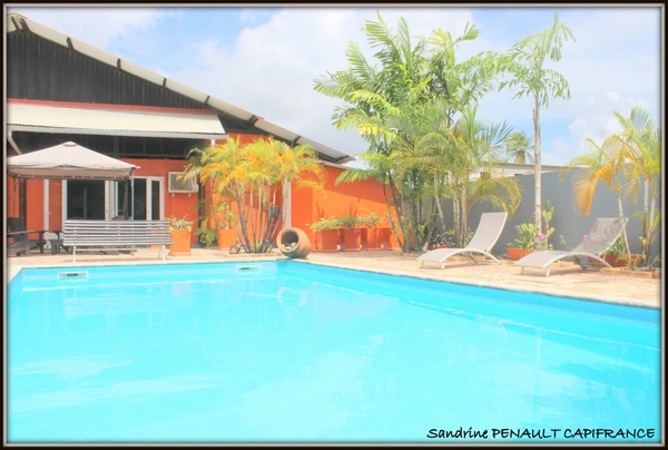 A VENDRE A KOUROU UN MAGNIFIQUE COMPLEXE IMMOBILIER DE 8 APPARTEMENTS (R+1) DE 960 m² - UNE VILLA T5 (R+1) DE 310 m² - TERRAIN 1870 m² - AU PRIX DE 1 755 000 €.
