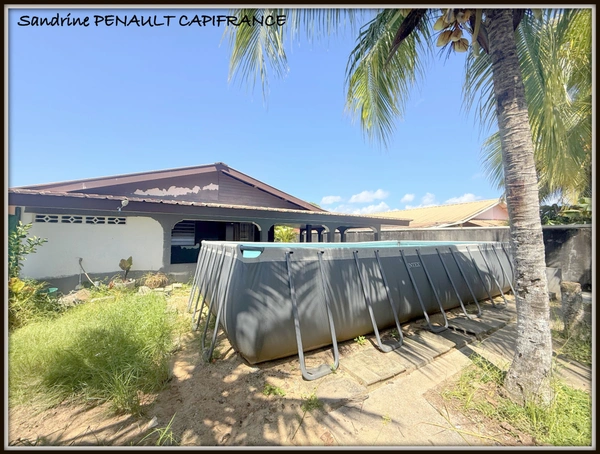 A VENDRE A KOUROU (GUYANE FRANCAISE) UNE MAISON INDIVIDUELLE T8 DE 195 m² - TERRAIN DE 526 m² - AU PRIX DE 255 000 €.
